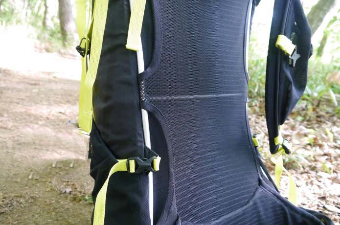 トランポリンのようにバネが効いた背面構造