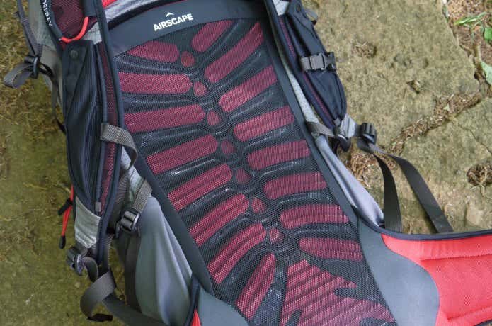 射出成型された背面パネル