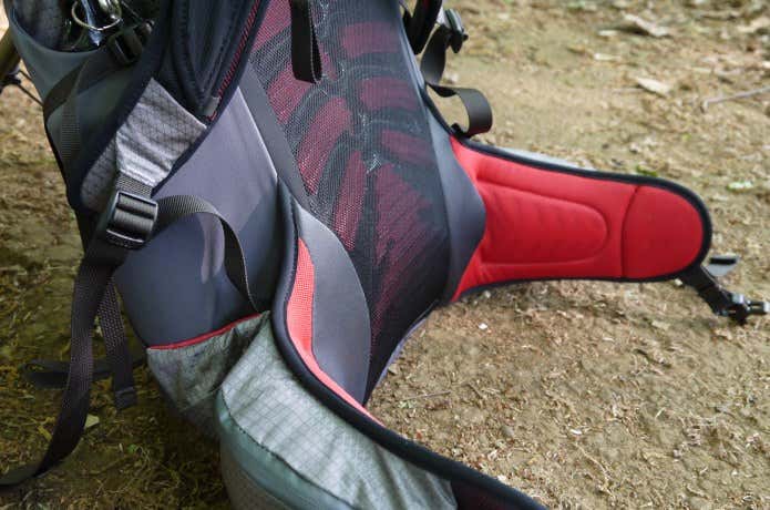 腰を包み込むウエストベルト