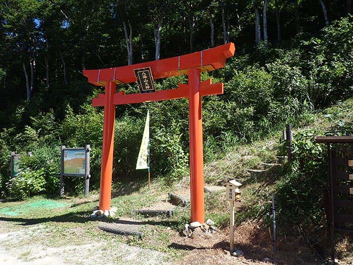 山頂駅の前にある鳥居