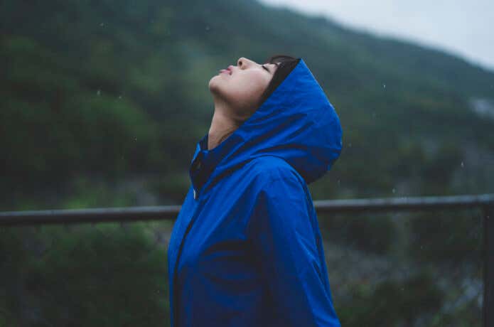 レインウェア着た女性