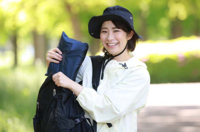 ザックから雨具を出す登山者
