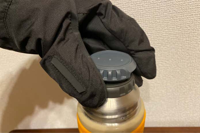 スクリューを回している画像