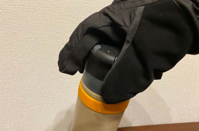ノンスリップコップを回している画像