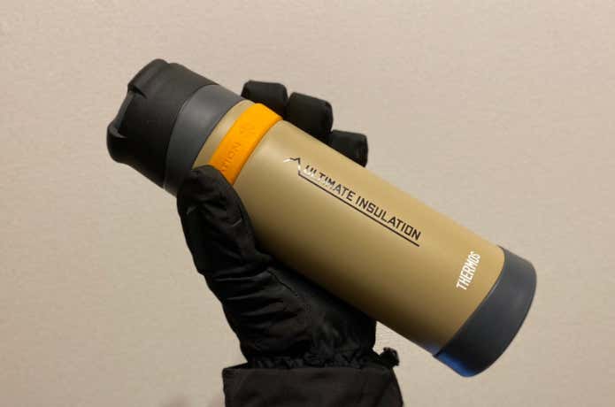 山専用ボトルを握った画像