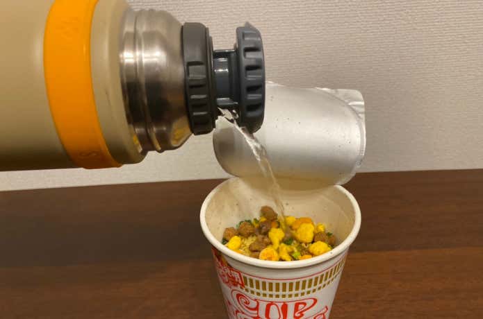 インスタント麺作成中