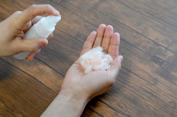 ブレスサーモの原綿に水を掛ける