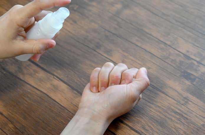 ブレスサーモの原綿に水をかけて握る