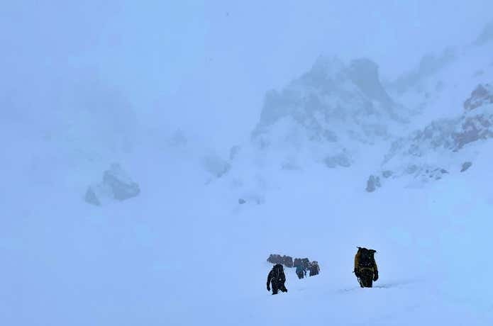 大人数が密接して行動すると雪崩を誘発しやすくなり被害も拡大します