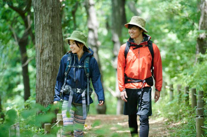 登山を楽しむ男女