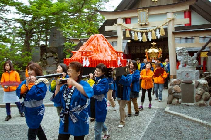 現代でも山岳信仰が息づく富士山では伝統的な祭事が今も開催されています