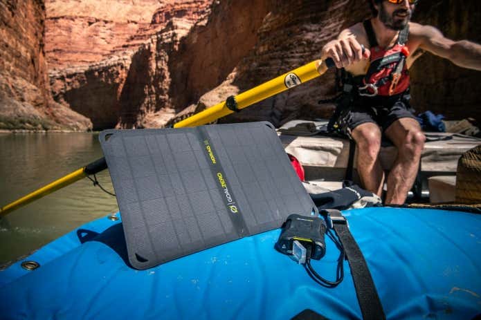 ゴールゼロのモバイルバッテリとソーラーパネルを接続