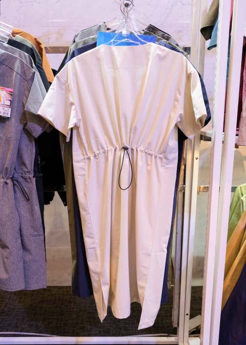ワークマン　入ストレッチUVリラックスワンピ―スの後ろ姿