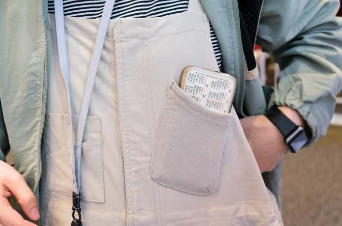 ワークマン　ガーデニングサロペットのスマホポケット