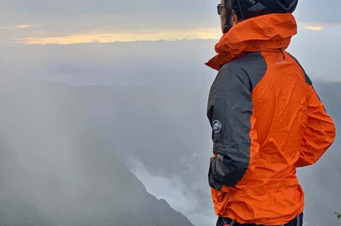 ご来光を待つ時間など、高山では雨が降っていない時でもウィンドブレーカーとして重宝するレインウェア