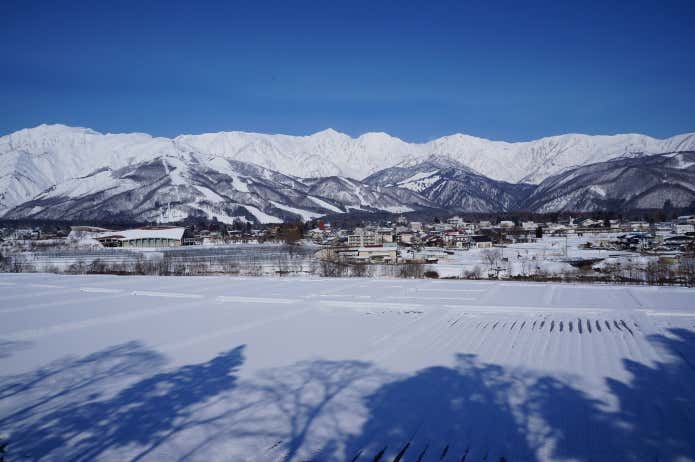 白馬村・蕨平地区より。雪を戴いた白馬の山々が神々しい)