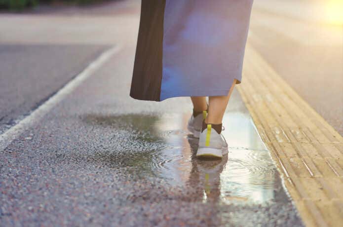 雨の中歩く女性の足元