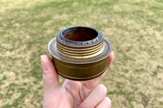 トランギアアルコールバーナーを手に持った様子
