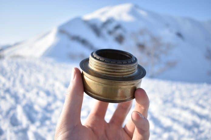 雪山背景のトランギアアルコールバーナー