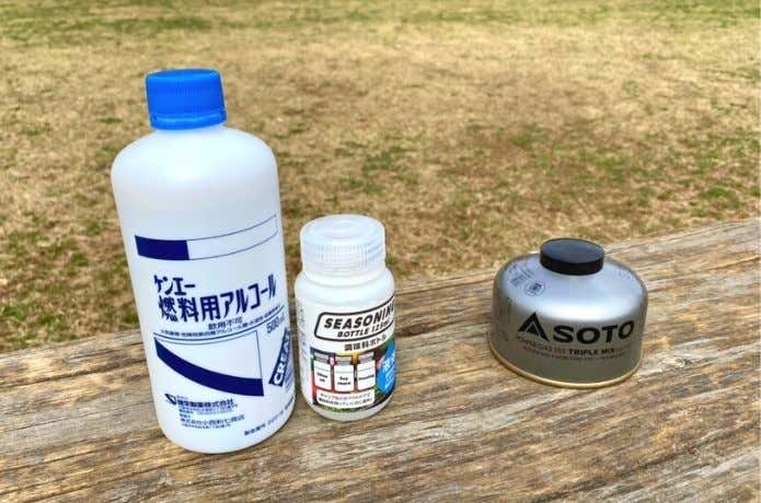 燃料用アルコールとガス缶