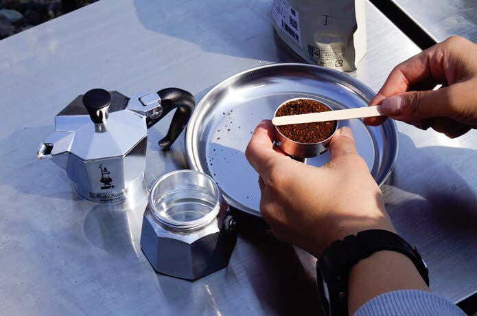 モカプレス 豆をならす
