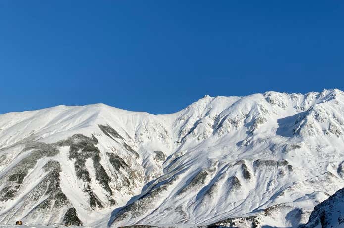 写真左：2013年に7名が雪崩で死亡した立山連峰・真砂岳