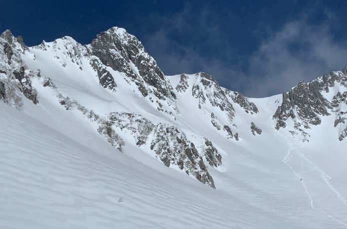 短時間で雪の木曽駒ヶ岳に登頂可能なため人気の千畳敷カールも雪崩が発生しやすい地形