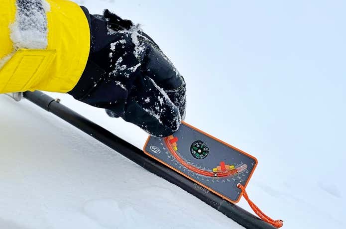 その斜面の雪崩リスクの高さが赤・橙・黄色の順でわかる斜度計