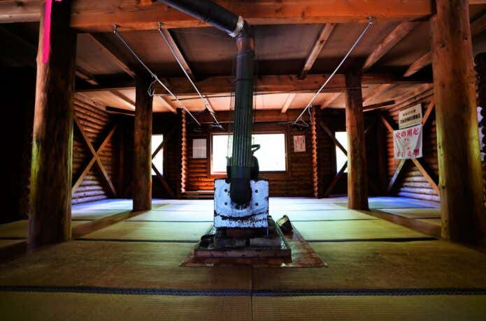 山小屋泊でシュラフカバーをシーツ代わりに