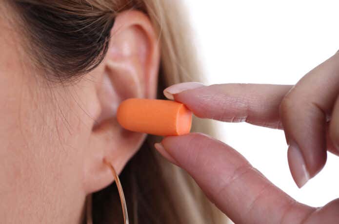 耳栓を使用としている女性