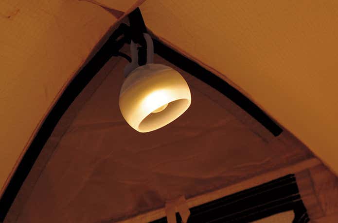 LEDライトをテント内で使っているところ