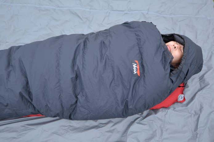 快適そうに寝袋で眠る男性