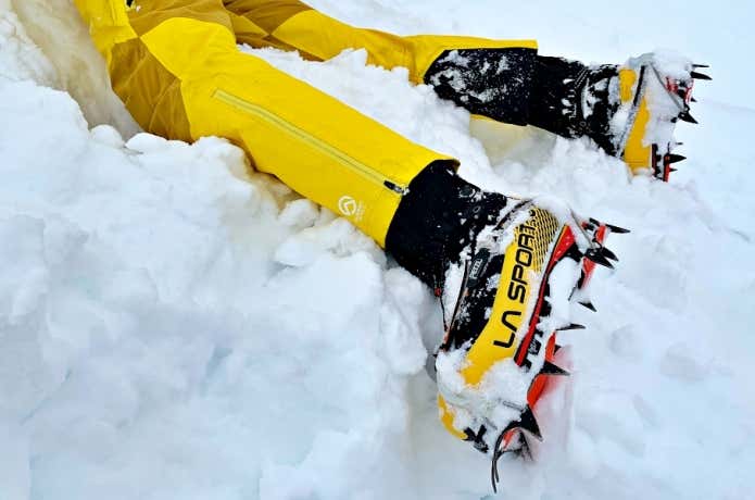 アイゼンを装着した足が雪面に触れると危険！
