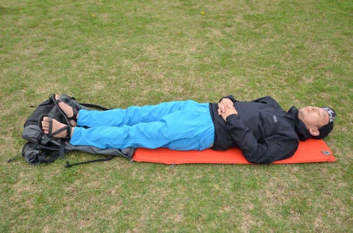 マットの長さをザックでカバーする様子