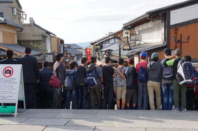 修学旅行中の小学生