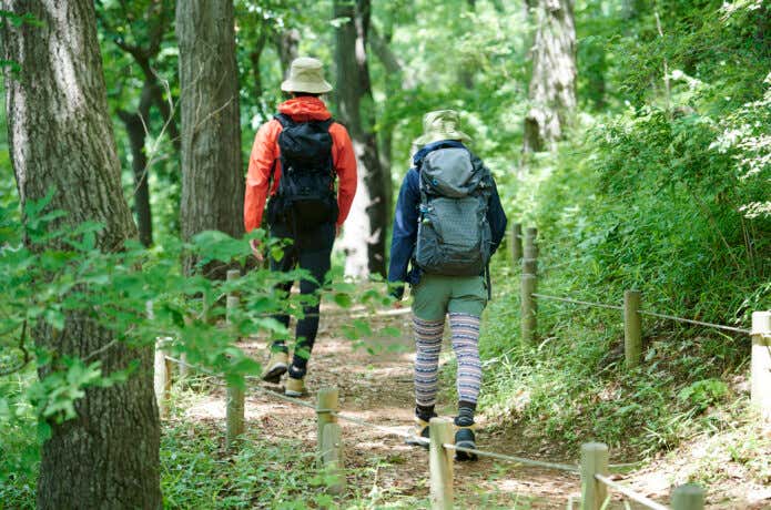 春の山を歩く登山者