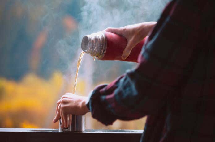 水筒のコーヒーを入れる様子