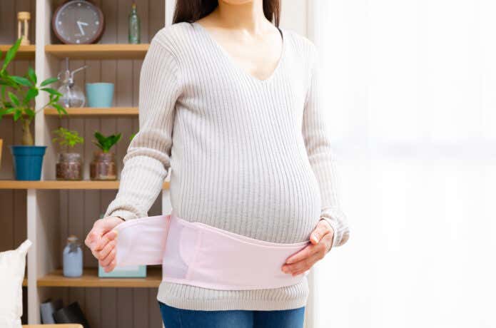 骨盤ベルトを付ける妊婦