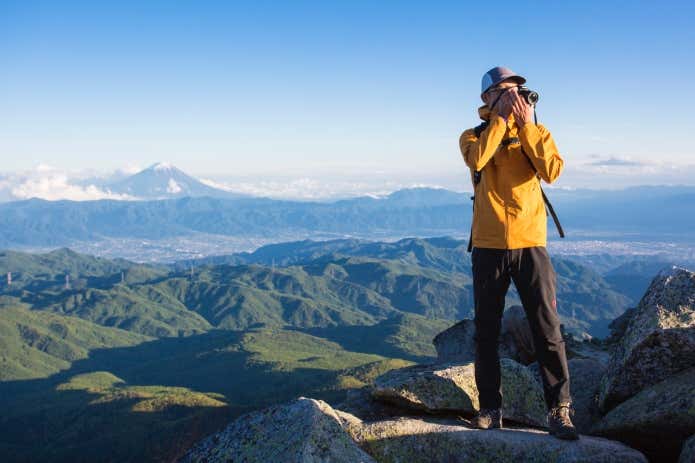 写真を撮影する登山者