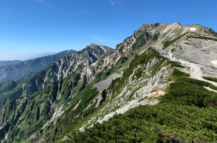 気持ちの良い快晴の稜線歩きですが熱中症には要注意