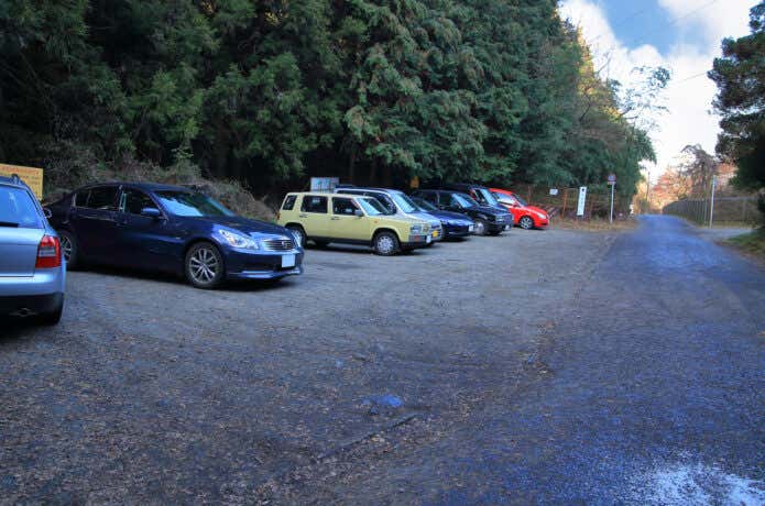 小仏峠登山口駐車場