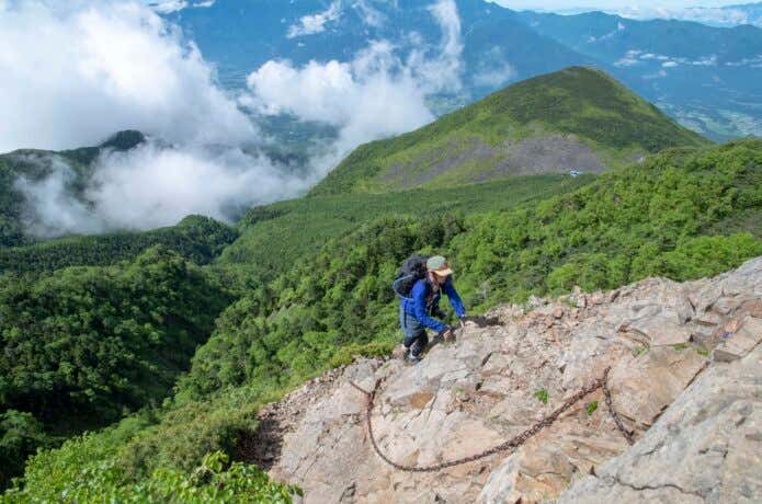 岩場を登る登山者