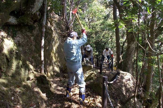 登山道の落石整備