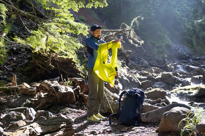 登山中に着るものを調整する