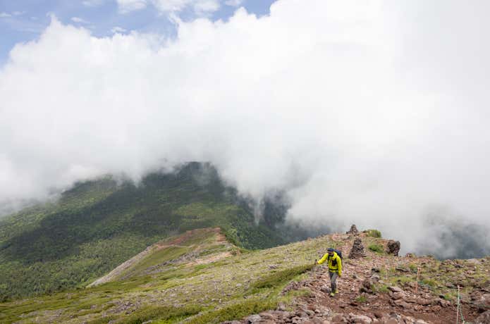 稜線を歩く登山者