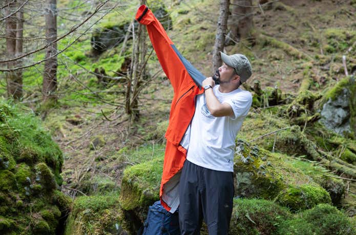 レインウェアを着る登山者