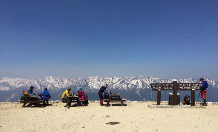 絶景の中で休憩する登山者