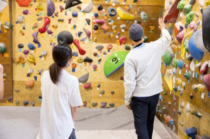 ボルダリングの説明をするインストラクター