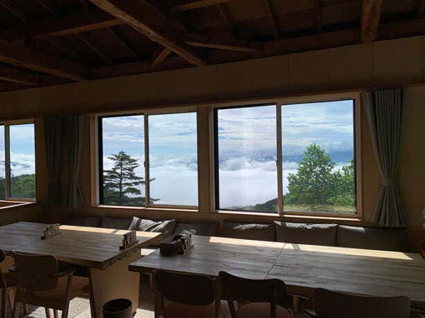 冷泉小屋　屋内から見える雲海