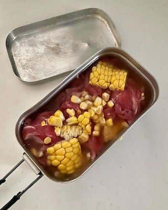 メスティン　レシピ　牛肉ととうもろこしの炊き込みご飯